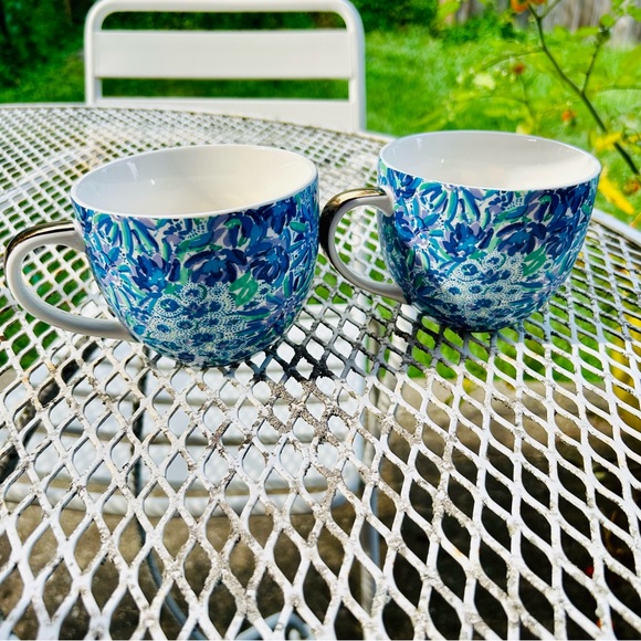LILLY PULITZER NEW IN BOX Set Of 2 Ceramic 12oz Mugs Blue Purple Floral - Picture 3 of 8